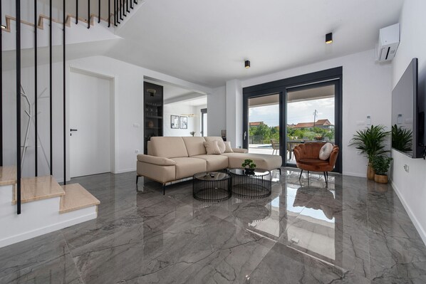 Villa, 4 Schlafzimmer, eigener Pool, Bergblick | Wohnzimmer | Stereoanlage