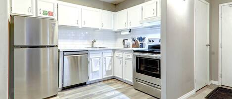 Jääkaappi, mikroaaltouuni, uuni, liesi