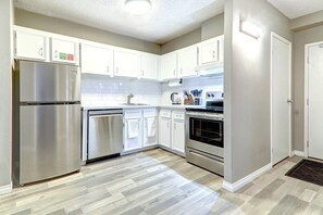 雪櫃、微波爐、焗爐、爐具