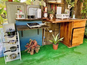 Refrigerador em uma área comum, micro-ondas em uma área comum