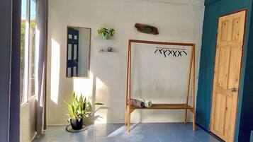 Quarto triplo | Escrivaninha, espaço de trabalho para notebook, Wi-Fi de cortesia