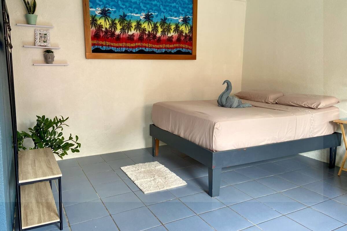 Minibar, desk, laptop workspace, free WiFi