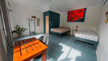 Habitación triple | Minibar, escritorio, espacio para trabajar con laptop y wifi gratis