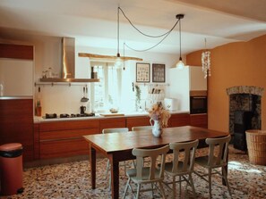 Una cocina moderna con armarios de madera, una isla central e iluminación colgante.