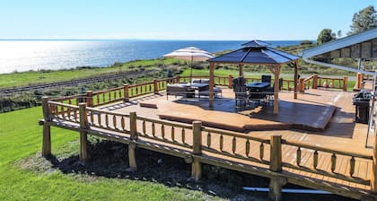 The Simeon - Upscale Bay Views by Doorbed