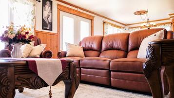 TV connectée, cheminée, écrans d'ordinateur, imprimantes