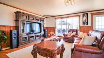 Älytelevisio, takka, tietokoneen näyttö, tulostin