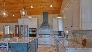 Coffee/tea maker, fridge, microwave, oven - Lakewood Lodge on Nelson Lake (Hayward)