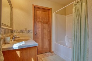 Douche, baignoire Ă jets, sĂšche-cheveux, serviettes fournies