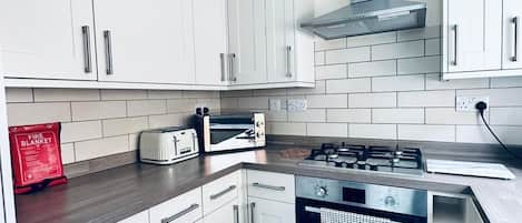 Basic Apartment | Private kitchen | Full-sized fridge, microwave, oven, stovetop