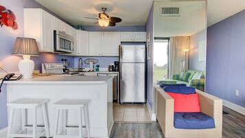 Frigorífico, microondas, horno y lavavajillas