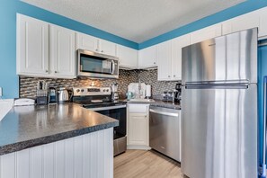 Fridge, microwave, oven, dishwasher - 0403 Havin' Fun by Atlantic Towers (Carolina Beach)