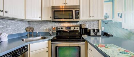 Een koelkast, een microgolfoven, een oven, een vaatwasser