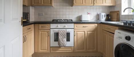 House | Private kitchen | Fridge, microwave, oven, stovetop