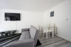 House | Living area | TV - House-sleeps7-parking-garden-sportschannels (Maidstone)