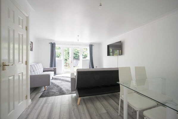 House | 3 bedrooms, free WiFi, bed sheets - House-sleeps7-parking-garden-sportschannels (Maidstone)