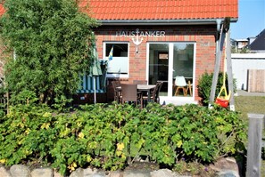 Outdoor dining - So Wird das Haus zu Einem Zuhause für Ihren Urlaub. Von den Eigentümern Wurde es im Modernen Skandinavischen Stil Sehr Geschmackvoll Eingerichtet. 4 Schlafzimmer und 2 Bäder Sowie ein Gästewc Bieten Platz für die Ganze Familie (Wittdün)