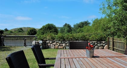 So Wird das Haus zu Einem Zuhause für Ihren Urlaub. Von den Eigentümern Wurde es im Modernen Skandinavischen Stil Sehr Geschmackvoll Eingerichtet. 4 Schlafzimmer und 2 Bäder Sowie ein Gästewc Bieten Platz für die Ganze Familie