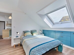 3 bedrooms, desk, internet