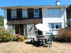Outdoor dining - 5 mins from beach, house in Rock, Cornwall with sauna and garden (Rock)