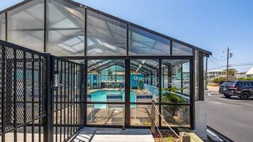 Kolam renang indoor dan sebuah kolam renang air hangat