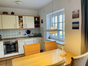 Kühlschrank, Mikrowelle, Ofen, Geschirrspüler