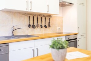 Kühlschrank, Mikrowelle, Ofen, Geschirrspüler