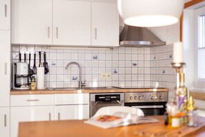 Fridge, oven, dishwasher, coffee/tea maker
