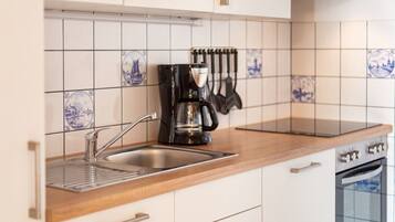 Kühlschrank, Ofen, Wasserkocher mit Kaffee-/Teezubehör, Toaster