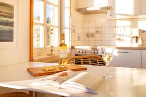 Kühlschrank, Ofen, Wasserkocher mit Kaffee-/Teezubehör, Toaster