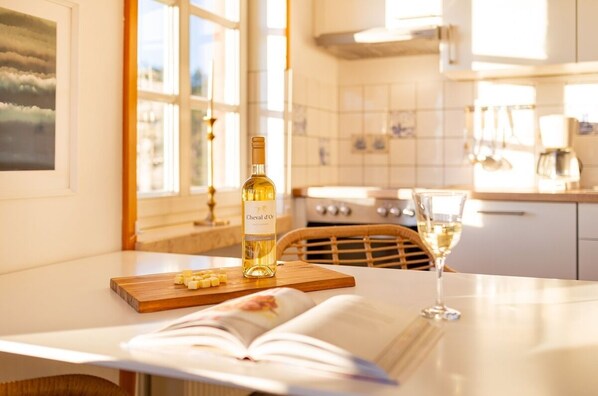 ثلاجة، فرن، ماكينة لصنع القهوة/الشاي، محمصة خبز