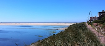 Die Ferienwohnung Liegt Äußerst Ruhig, in Direkter Nähe zum Wunderschönen und Einzigartigen Sandstrand "kniepsand", Einem der Breitesten und Feinsten Sandstrände Europas. Genießen Sie die Frische Seeluft und Kilometerlange Spaziergänge. In Wenigen