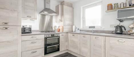 Kühlschrank, Mikrowelle, Ofen, Geschirrspüler