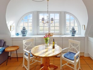 Dining - Die Wohnung Verfügt Über 1 Wohnraum mit Wlan, Sat-tv, Offenem Kamin und Offener Küche, 1 Schlafzimmer, 1 Badezimmer mit Dusche und WC; Garten zur Gemeinschaftsnutzung mit Terrassenmöbeln und Strandkörben (Nebel)