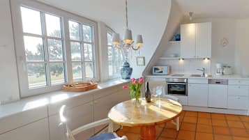 Een koelkast, een oven, een vaatwasser, een koffiezetapparaat/waterkoker