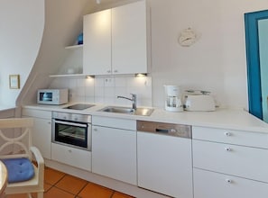 Køleskab, ovn, opvaskemaskine, kaffe-/temaskine