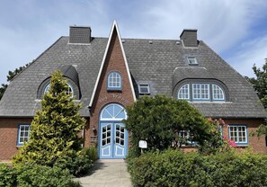 Exterior - Die Wohnung Verfügt Über 1 Wohnraum mit Wlan, Sat-tv, Offenem Kamin und Offener Küche, 1 Schlafzimmer, 1 Badezimmer mit Dusche und WC; Garten zur Gemeinschaftsnutzung mit Terrassenmöbeln und Strandkörben (Nebel)