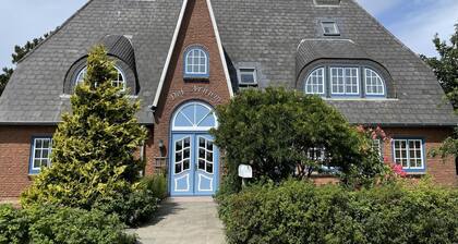 Die Wohnung Verfügt Über 1 Wohnraum mit Wlan, Sat-tv, Offenem Kamin und Offener Küche, 1 Schlafzimmer, 1 Badezimmer mit Dusche und WC; Garten zur Gemeinschaftsnutzung mit Terrassenmöbeln und Strandkörben