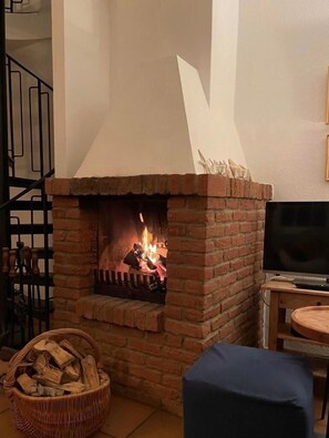 Interior - Die Wohnung Verfügt Über 1 Wohnraum mit Wlan, Sat-tv, Offenem Kamin und Offener Küche, 1 Schlafzimmer, 1 Badezimmer mit Dusche und WC; Garten zur Gemeinschaftsnutzung mit Terrassenmöbeln und Strandkörben (Nebel)