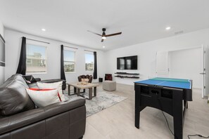 Una Smart TV, una mesa de tenis de mesa