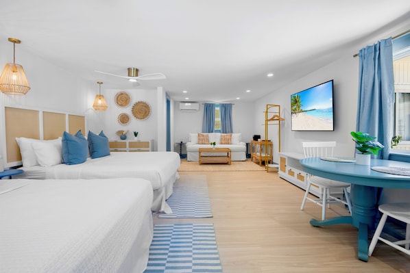 Deluxe Two-King One-Bedroom Suite | Tabla de planchar con plancha, wifi gratis y ropa de cama