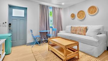 Deluxe 1 Bedroom Queen Suite | Living area