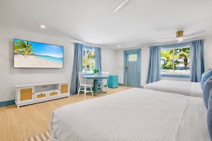 Deluxe Two-King One-Bedroom Suite | Literie de qualité supérieure, surmatelas, minibar, lits bébé (gratuits)