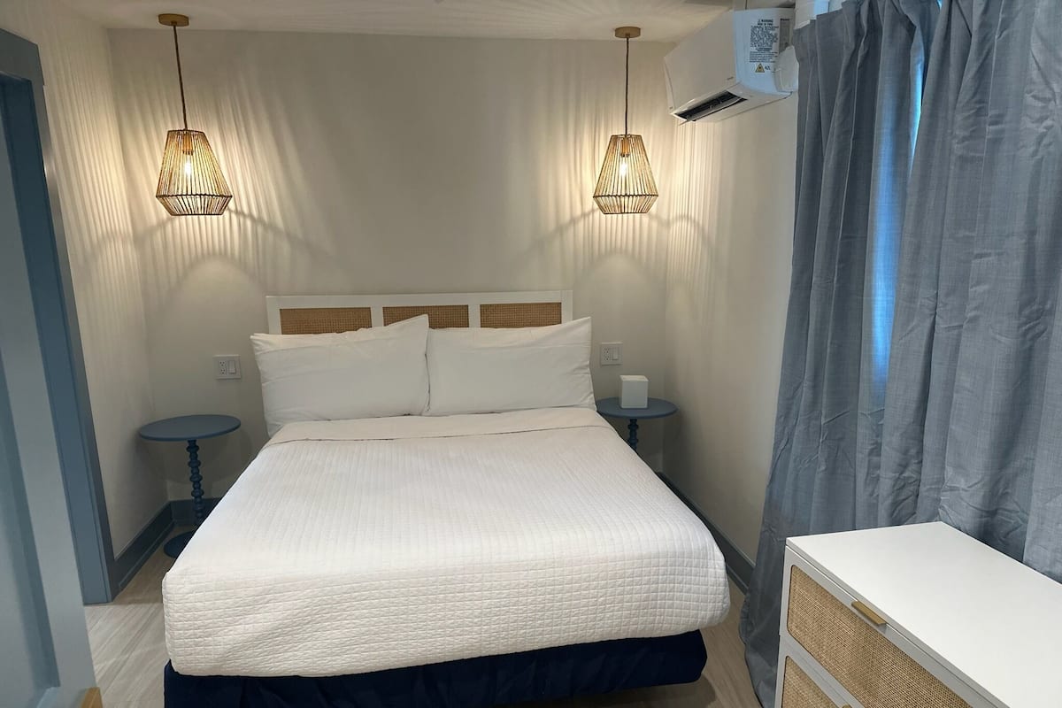 Deluxe 1 Bedroom Queen Suite | 1 bedroom, iron/ironing board, free WiFi, bed sheets