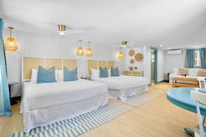 Deluxe Two-King One-Bedroom Suite | 1 chambre, fer et planche Ă repasser, Wi-Fi gratuit, draps fournis