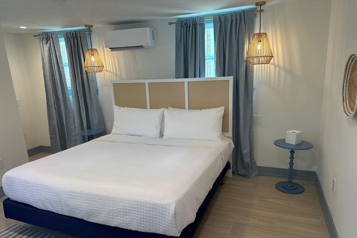 King Room | 1 bedroom, iron/ironing board, free WiFi, bed sheets