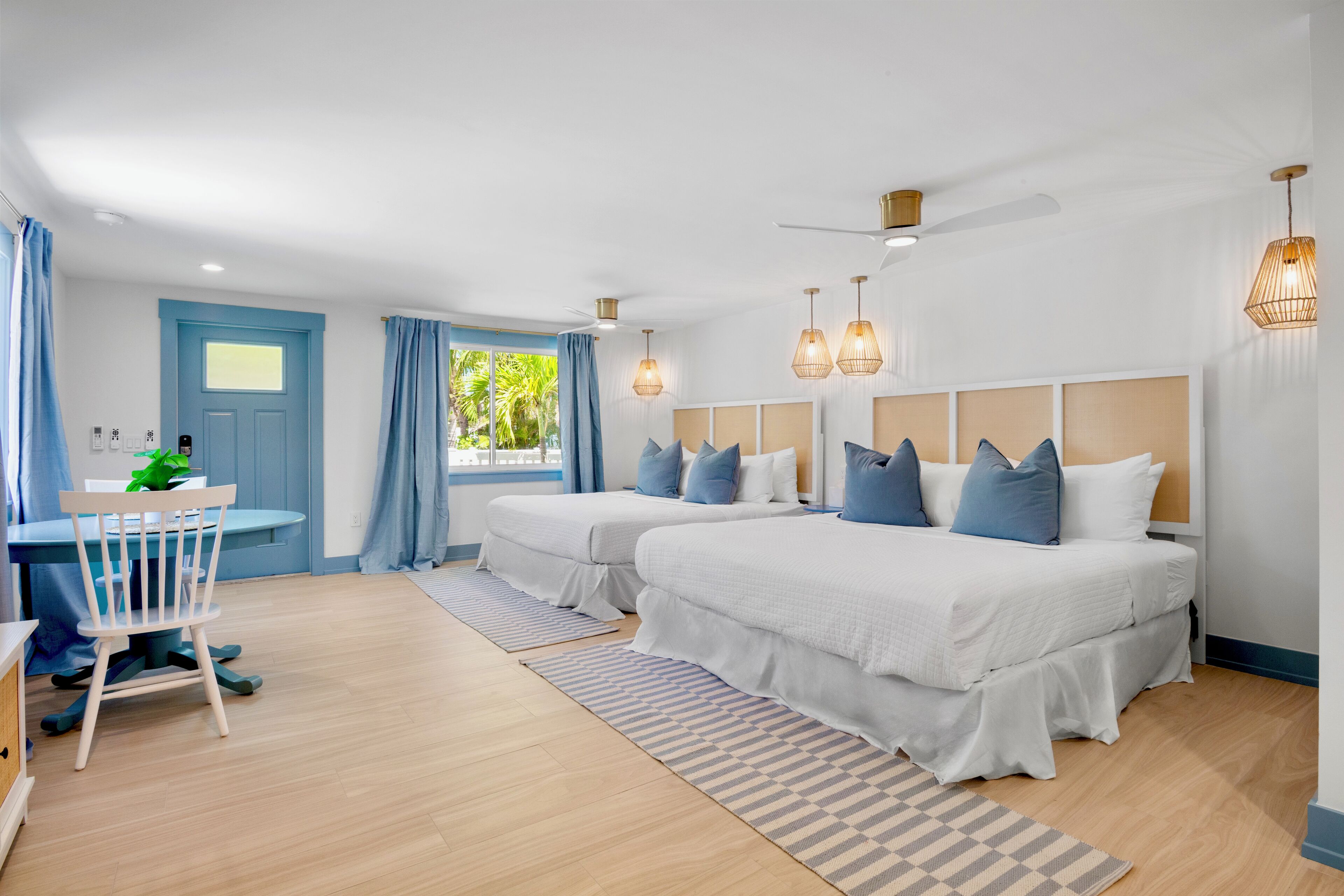 Une chambre moderne avec deux lits, un bureau et une chaise.