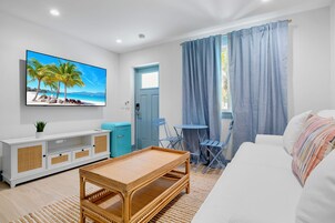 Deluxe 1 Bedroom Queen Suite | Premium bedding, pillowtop beds, minibar, free cribs/infant beds