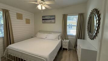 2 bedrooms, desk, iron/ironing board, WiFi