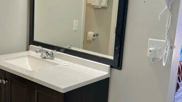 Basic Room, 1 King Bed | Bathroom | Bathtub, soap, shampoo, toilet paper